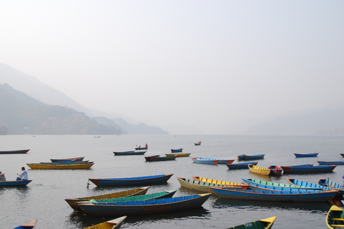 Várakozó csónakok Nepálban