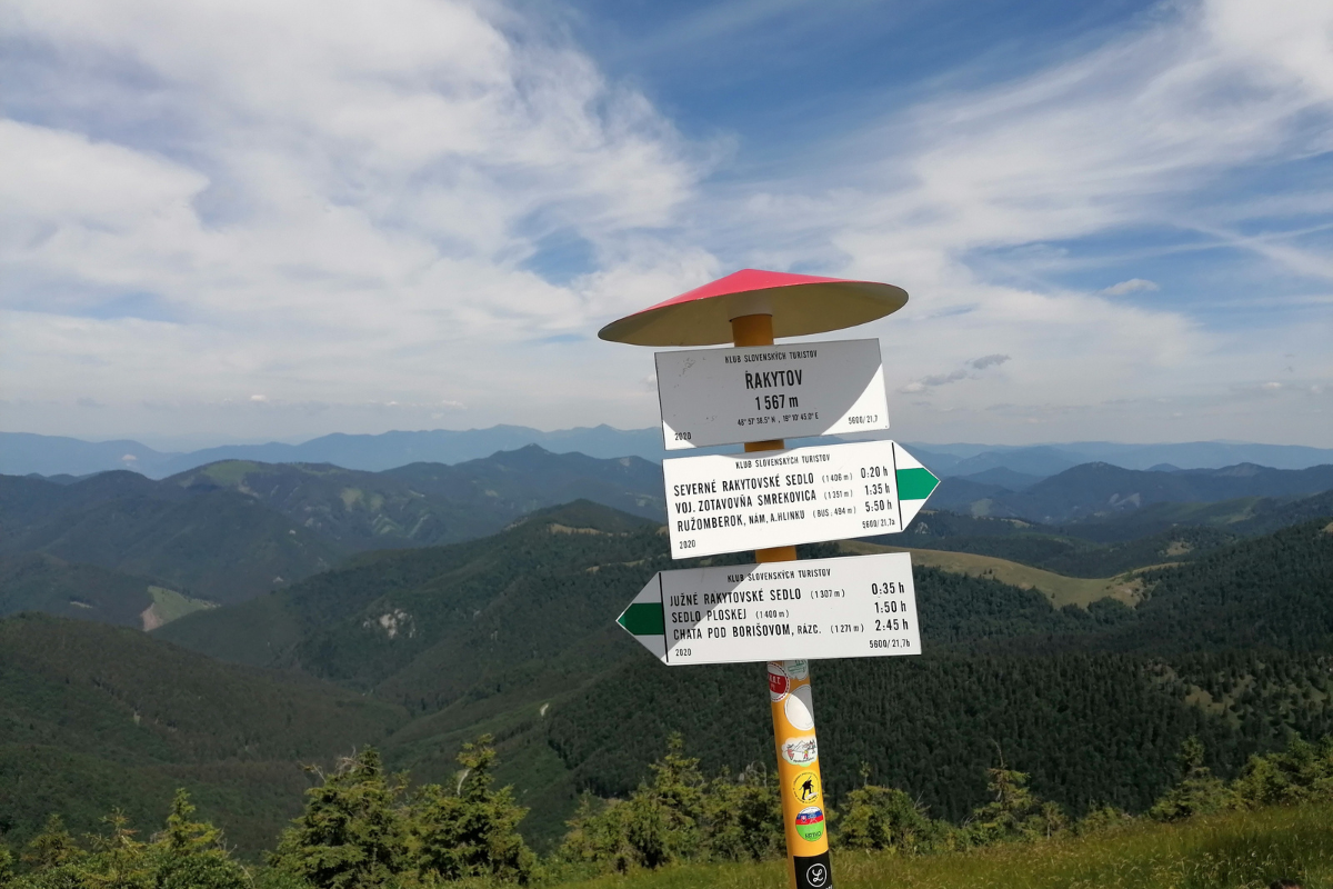 Egynapos gyalogtúra a szlovákiai Nagy-Fátra keleti részén a Rakitov-hegyen Egynapos gyalogtúra a szlovákiai Nagy-Fátra keleti részén a Rakitov-hegyen