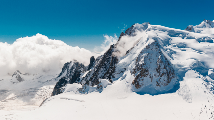 Nyugat-Alpokban található 4807 méter magas Mont Blanc (Monte Bianco) mont blanc